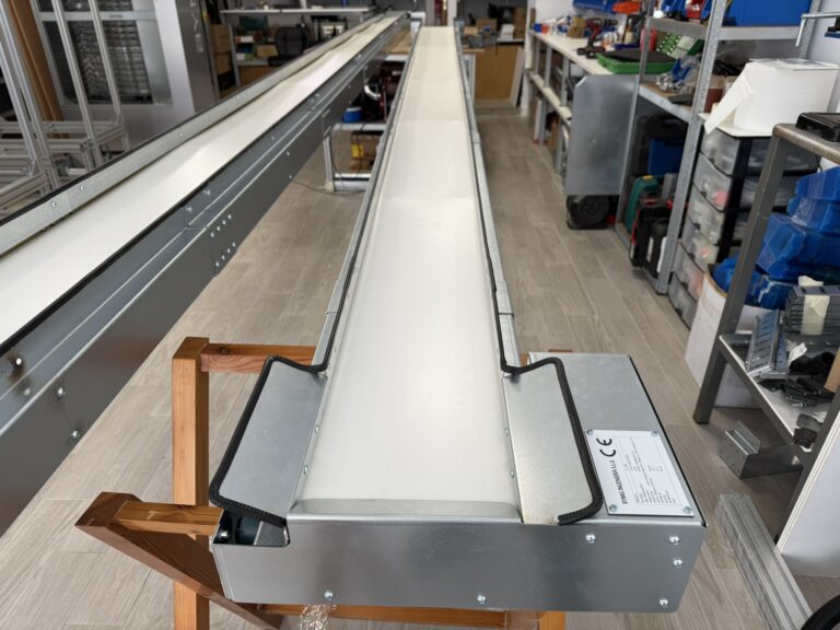 Cinta transportadora para robot de farmacia fabricada por BYMIG Ingeniería
