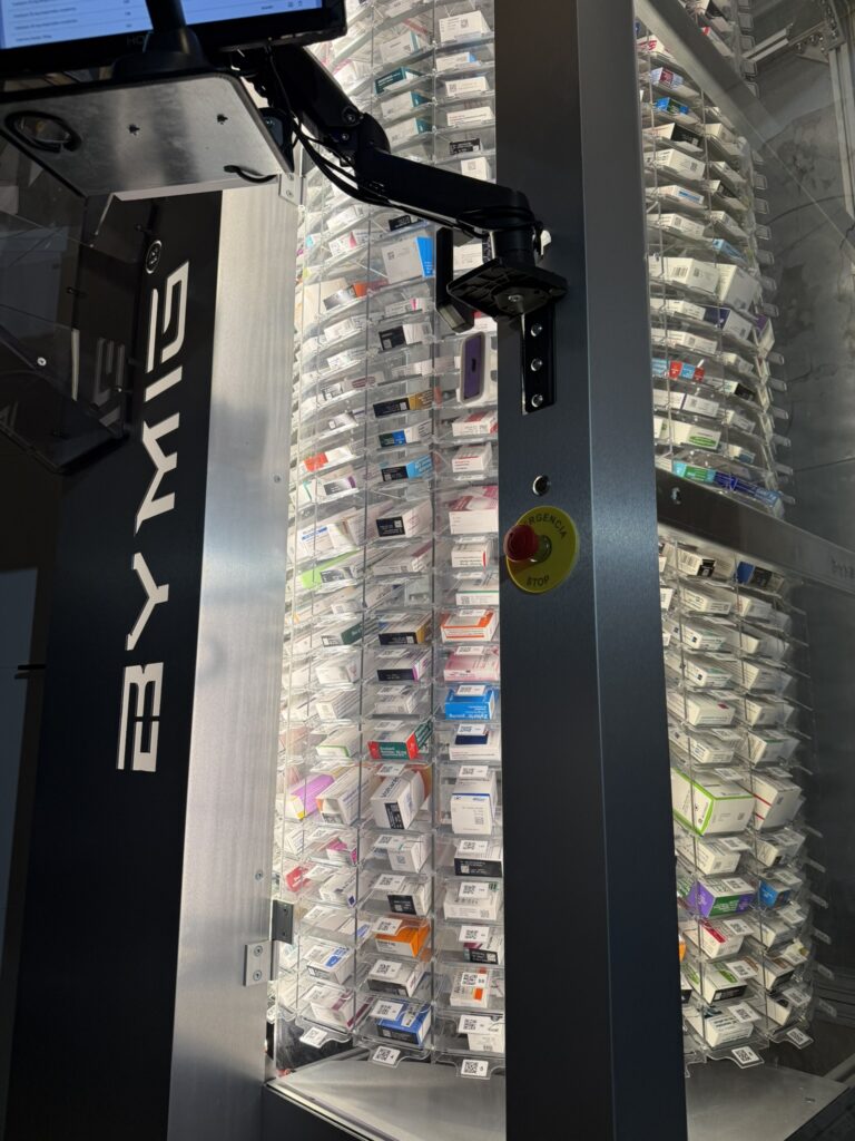 Interior de robot de farmacia BYMIG con almacenamiento automatizado de medicamentos