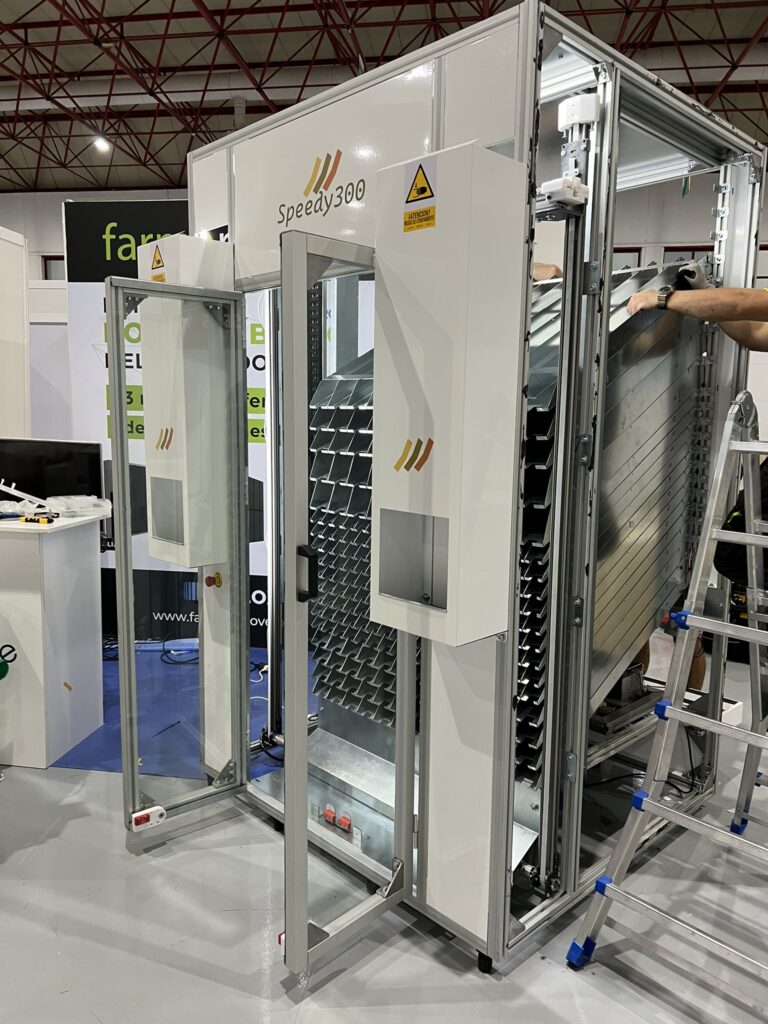 Maquinaria industrial automatizada desarrollada para procesos de almacenamiento y dispensación
