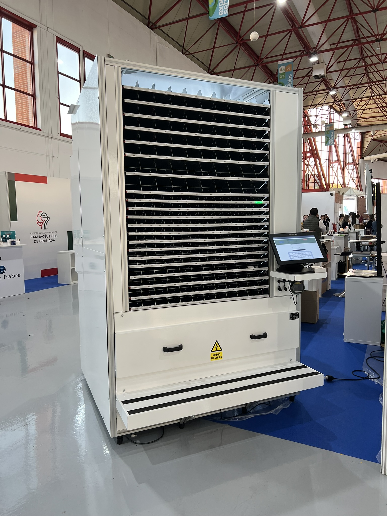 Robot de farmacia BYMIG con almacenamiento automatizado y pantalla de control