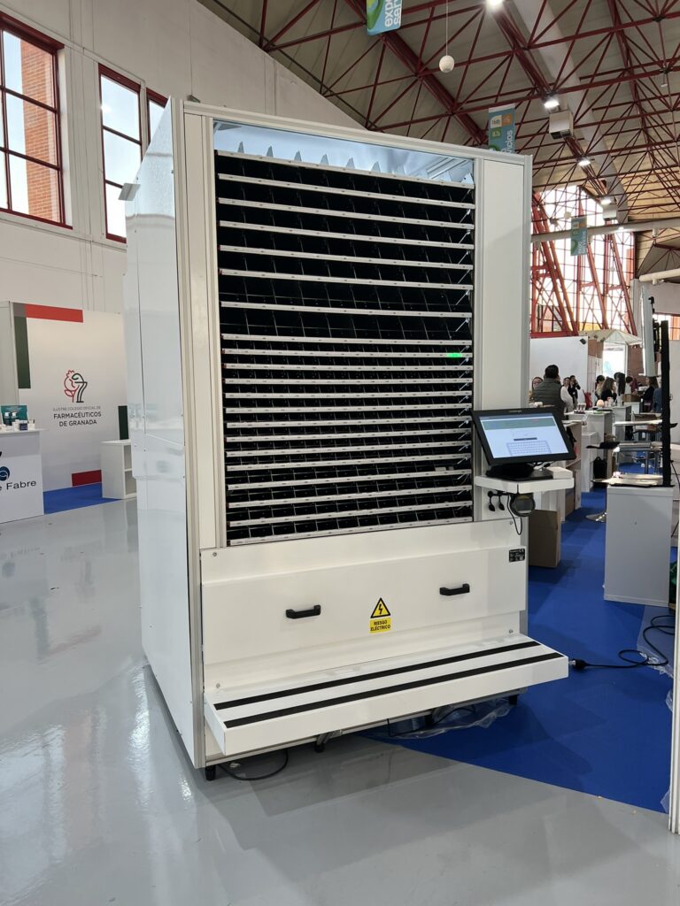 Robot de farmacia Speedy300 con pantalla de control para dispensación automática