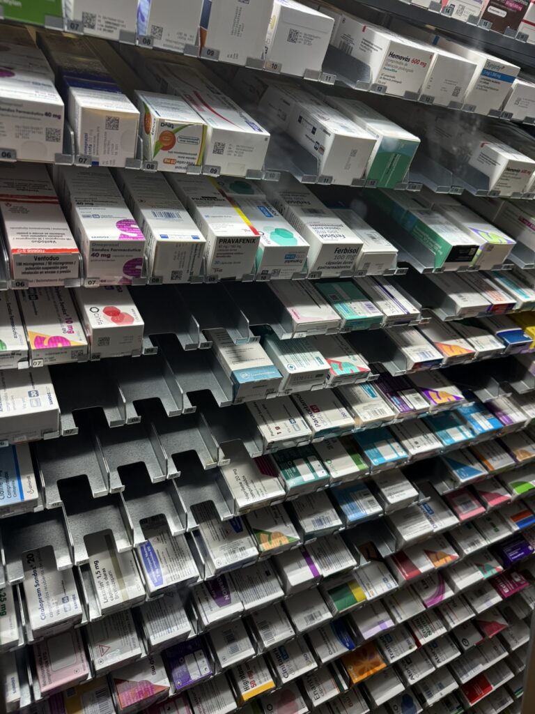 Medicamentos almacenados en canales de robot automático para farmacia